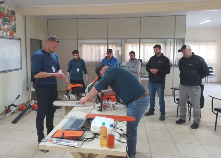 Treinamento técnico e prático com o consultor técnico da Stihl